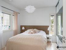 Yläkerran päämakuuhuone, jossa on runsaasti säilytystilaa liukuovikaapistoissa