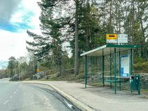 Bussit kulkevat kattavasti  viereiseltä tieltä.