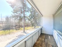 Huone jatkuu luontevasti tilavalle lasitetulle parvekkeelle