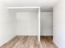 Makuualkovin mitat ovat noin 166x220. Alkoviin saa asennettua verhon.