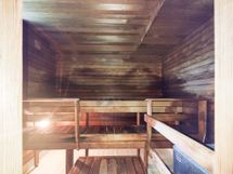 Yhtiössä on myös kaksi saunaosastoa.