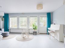 Ikkunat tuovat runsaasti luonnon valoa olohuoneeseen