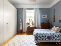 Tilava makuuhuone, jossa reilusti kaappitilaa