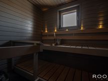 Tunnelmallisessa ikkunallisessa saunassa on tilaa useammalle kylpijälle.