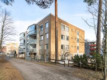 Julkisivu kävelytien suunnasta