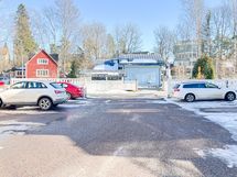 Parkkipaikka on talojen välissä.