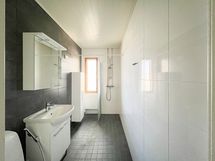 Kylpyhuone on erittäin tilava ja sinne mahtuu täysikokoinen pesukone tai vaikka pesutornikin.