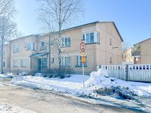 Taloyhtiö on kaksikerroksinen ja tiiliverhoiltu.