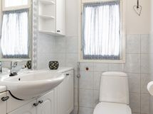 erillinen wc alakerrassa