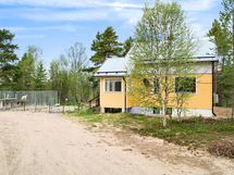 Näkymä talolle pihatieltä