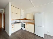 Keittiössä on mukavasti kaappitilaa ja laskutilaa