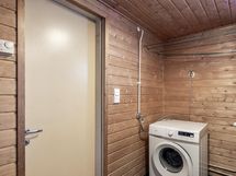 Puolikkaan väliseinän takana on tila pesukoneelle
