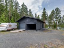 Ylätasanteella, tien vieressä on tilava autotalli/autokatos/varasto