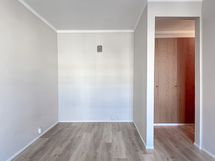 Alkoviin mahtuu parisänky. Alkovin mitat ovat 220x170 cm.