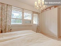 Yläkerran makuuhuone 1.