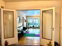 Kauniit pariovet eteisestä olohuoneeseen