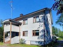 Talo kesäaikaan kuvattuna.