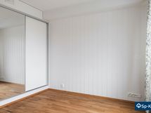 Makuuhuoneessa iso vaatekaappi sekä erillinen vaatehuone.