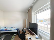 Toisesta makuuhuoneesta löytyy hyvin kaappitilaa.