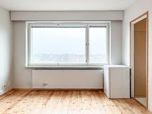 Etelän suuntaan olevasta ikkunasta suorastaan tulvii luonnonvaloa asuntoon