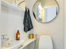 Alakerrassa kaksi erilliswc:tä