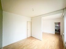 Makuuhuoneen yhteydessä oleva vaatehuone tarjoaa mukavasti lisätilaa säilytykseen.