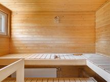 Tilava, ikkunallinen sauna.