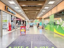 Kauppakeskus Niitty metroaseman kupeessa, n.500m päässä.