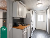 Kodinhoitohuoneesta kulku terassille