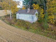 Purkukuntoinen vanha saunarakennus