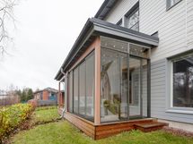 Terassi on mahdollista lasittaa. Digitaalisesti stailattu kuva asunnosta E16.