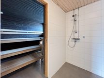 Taloyhtiön sauna sijaitsee ylimmässä kerroksessa.