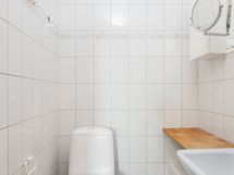 ErillisWC on heti alakerran makuuhuoneiden vieressä.