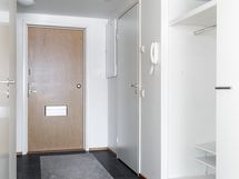 Eteisestä käynti erilliseen wc:hen, jossa...