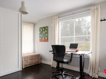 Piharakennuksen etätyötila jossa tilaa myös vuodesohvalle eli voidaan käyttää vierashuonenna.