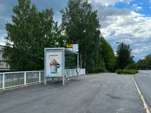 Lähin bussipysäkki minuutin kävelymatkan päässä asunnolta.