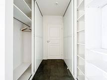 Eteisessä on reilusti säilytystilaa ulkovaatteille ja kengille.