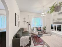 Kodikas koti mahtavalla sijainnilla. Ikkunat katseleva luoteen suuntaan.