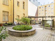 Idyllinen, pieni sisäpiha 