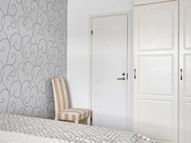 Makuuhuoneessa kaapisto, sekä vaatehuone.