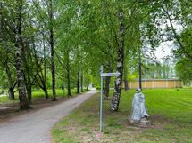 Läheltä löytyy hyviä reittejä ulkoiluun ja myös mm. liikuntapuisto.