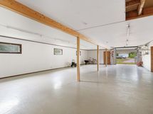 Tulokerroksessa iso autotalli nosto-ovella.