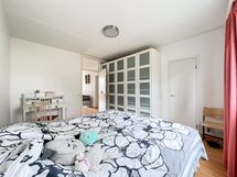 .. toisen makuuhuoneen  seinustalla on vaatekaappeja…
