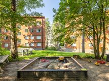 Taloyhtiön pihalla on huomioitu myös lapset 