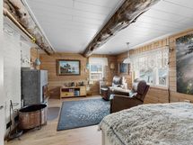 Ruokailutilan yhteydestä kulku makuuhuoneeseen