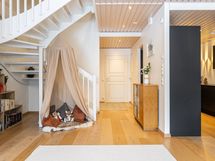 Näkymä olohuoneesta eteisen suuntaan