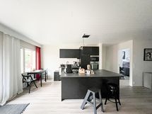 Tyylikkäässä keittiössä myös saarekkeessa on säilytystilaa