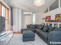 Yläkerran aula tila, jossa myös ilmalämpöpumppu.