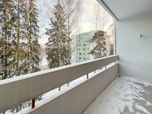 Parveke on idän suuntaan.