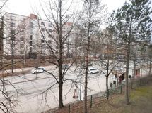 Lähin bussipysäkki talon edessä Matinkyläntiellä